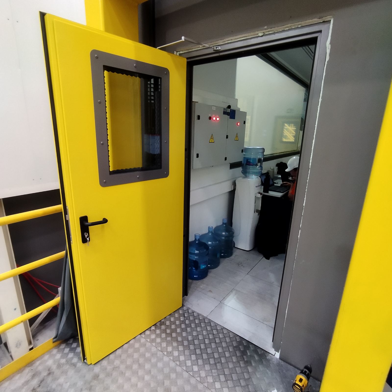 Soundproof-metal-door